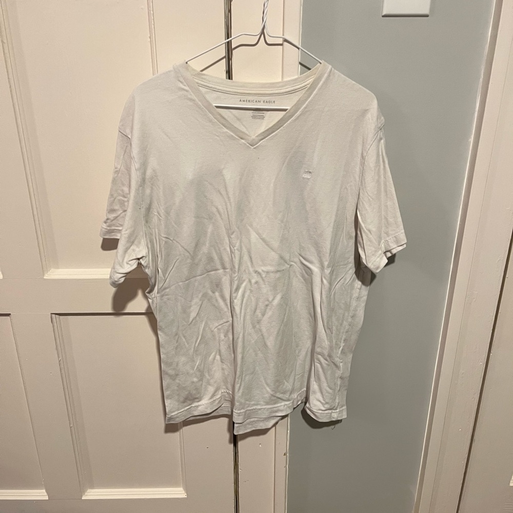 American Eagle large mens v neck t-shirt in white (small Stain)